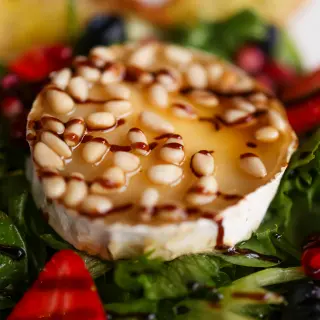 Mit Honig gratinierter Ziegenfrischkäse